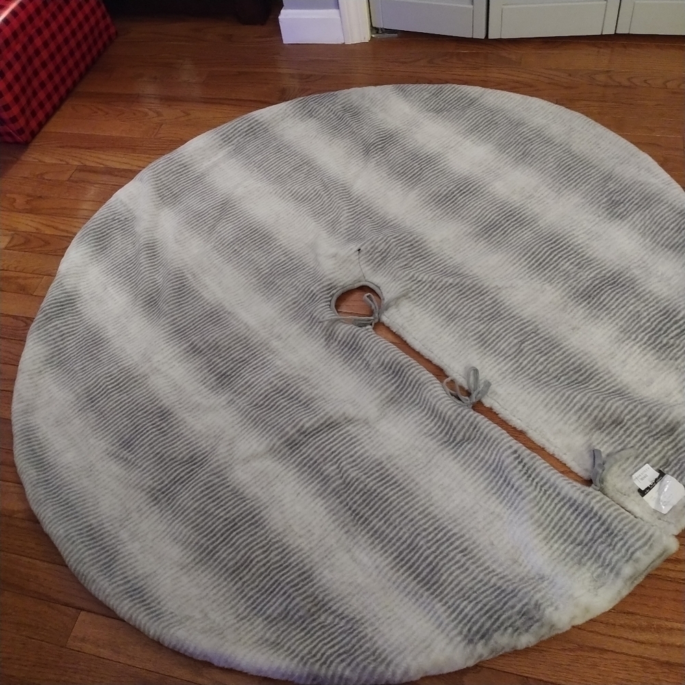 Mumbai Christmas Tree Skirt Platinum Faux Mink Fur Round Gorgeous Skirt 54"